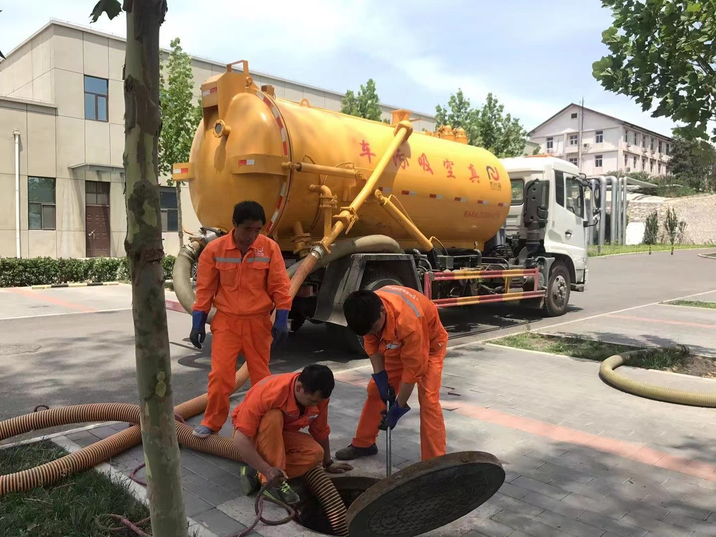 三沙化粪池清理与5-8吨吸粪车施工效率分析